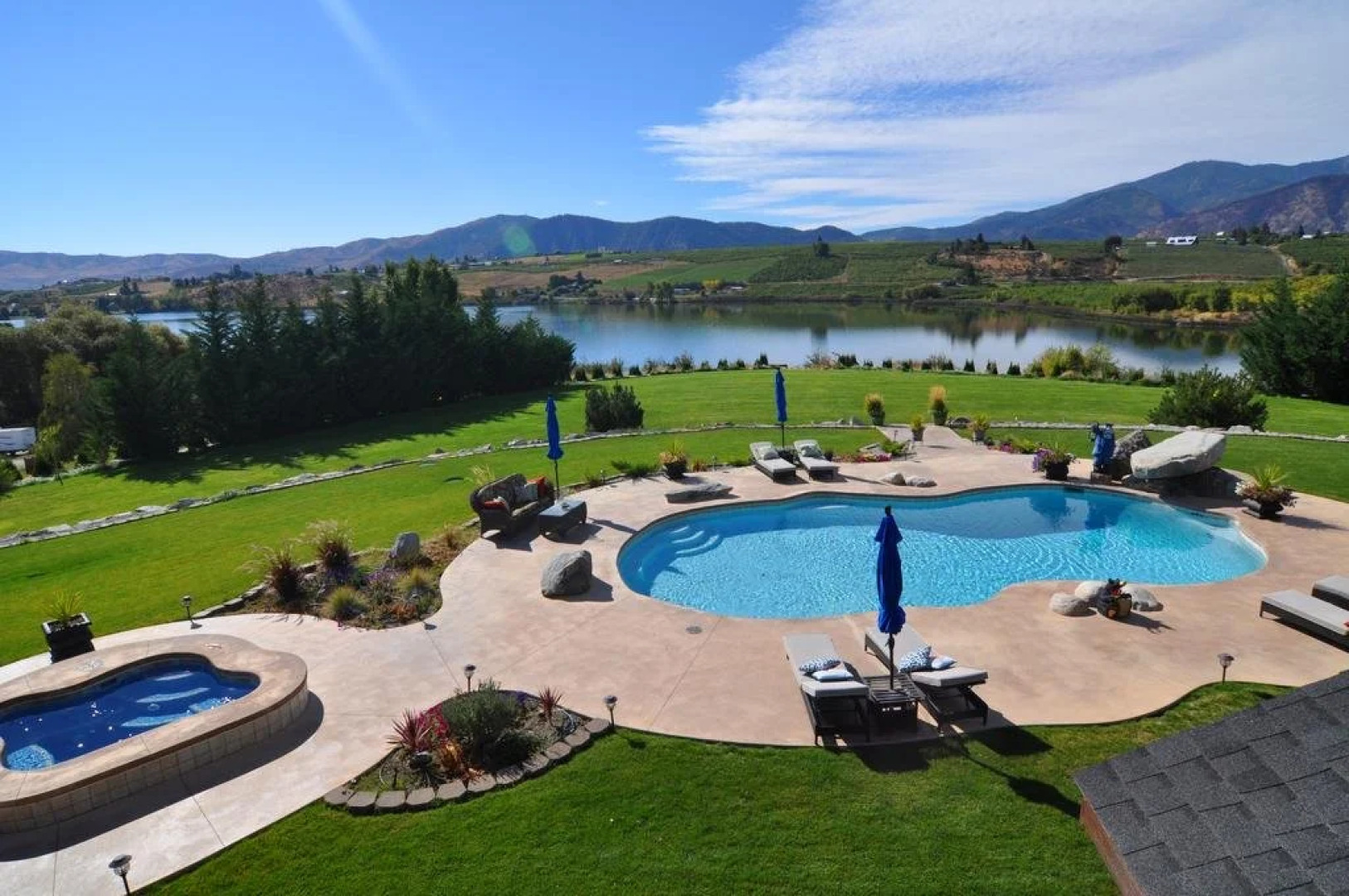 Lake's Edge Tuscan Lodge