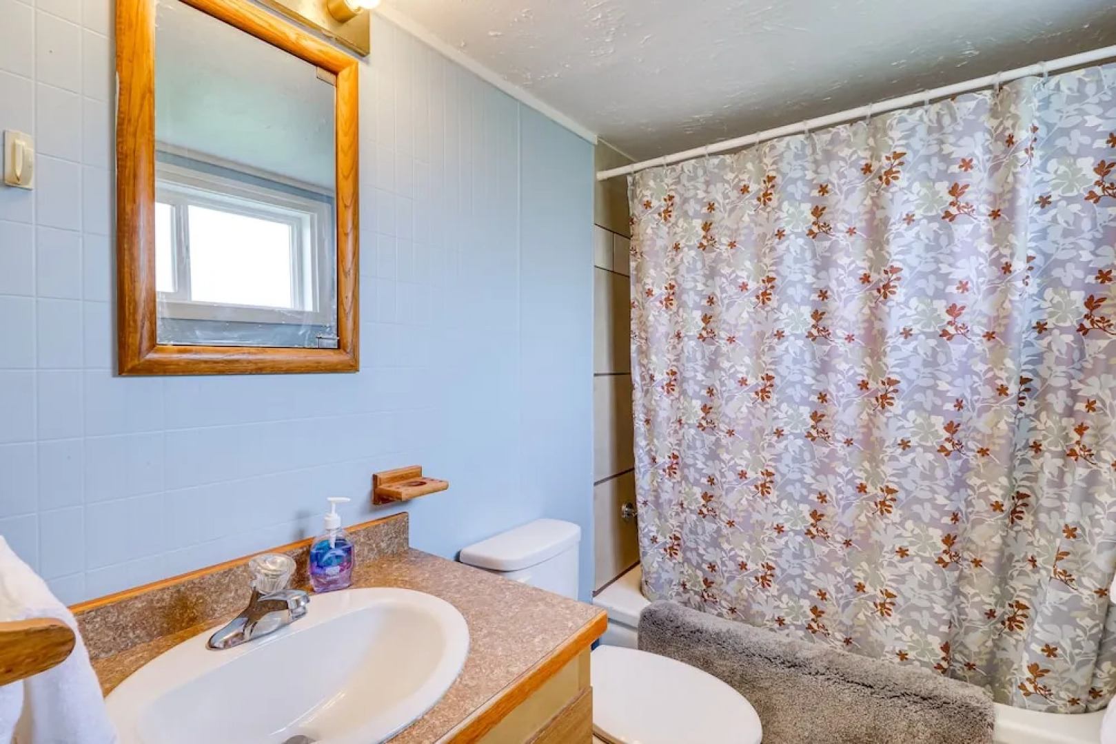 Pet-friendly Home w/ Yard & Mountain Views!