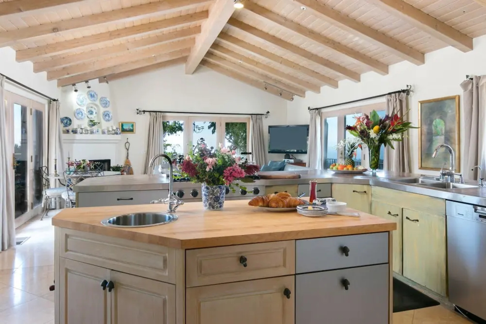 Lush Mountain Drive Home 3 Bedrooms 2.5 Bathrooms Home