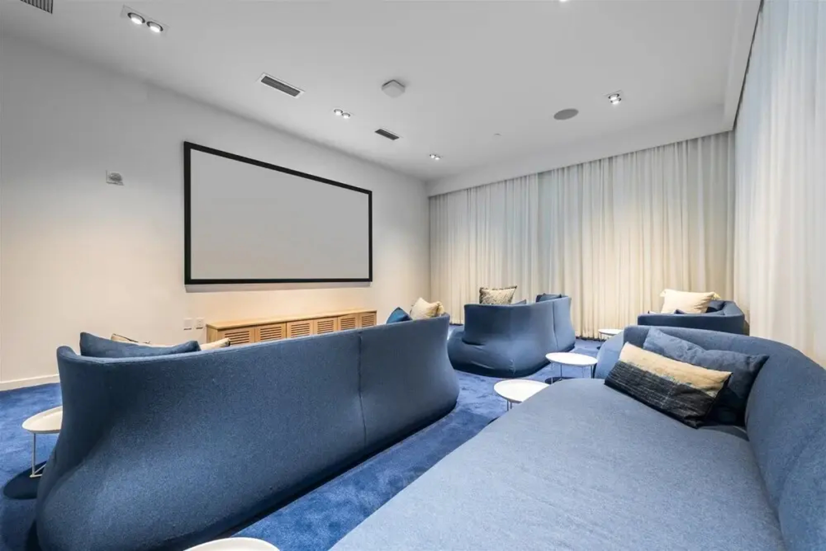 Top Fort Lauderdale Condo 7th Floor - Private and Sanitized, Hotel Amenities, Free Parking for Stays Over 27 Days, 400 ft From the Beach. Hosted by Super Host!