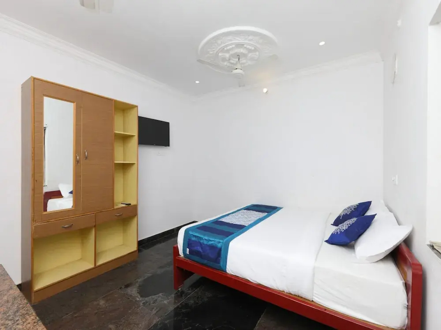 OYO 16067 The Orient Hotel