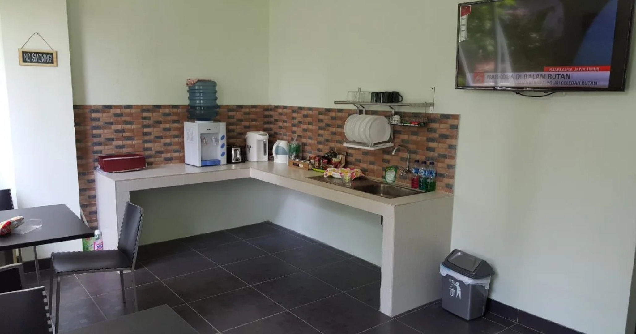 RedDoorz Hostel @ Manado Green Hostel