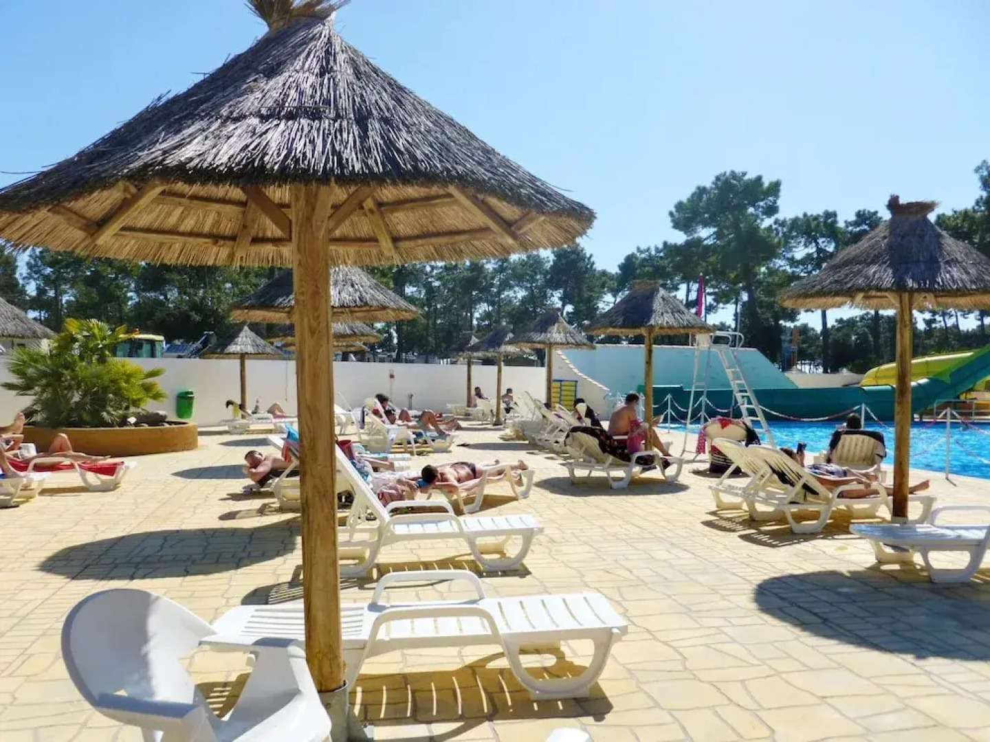 Bungalow With 2 Bedrooms in La Palmyre, With Pool Access and Furnished