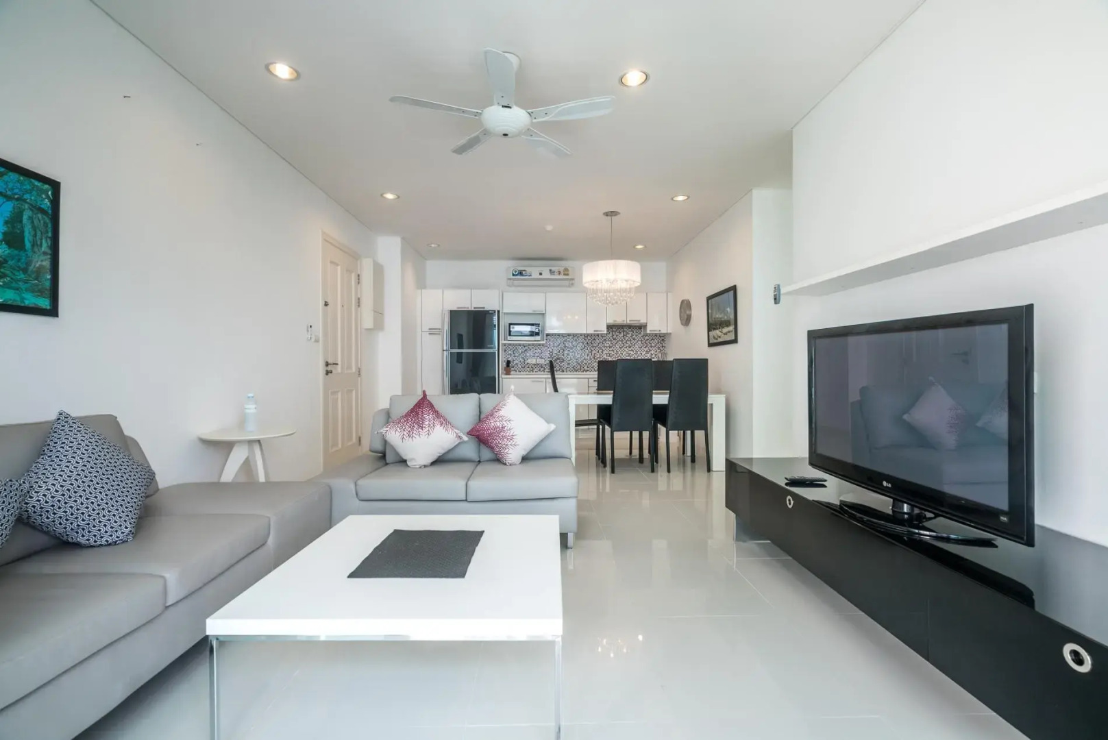 High floor 3 bdr apartment with pool and gym