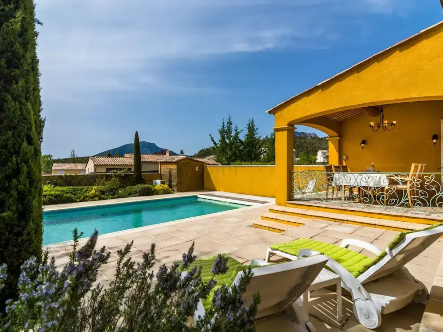 Beautiful, Spacious Villa With Private Swimming Pool Near Recreation Lake Lac de Castillion
