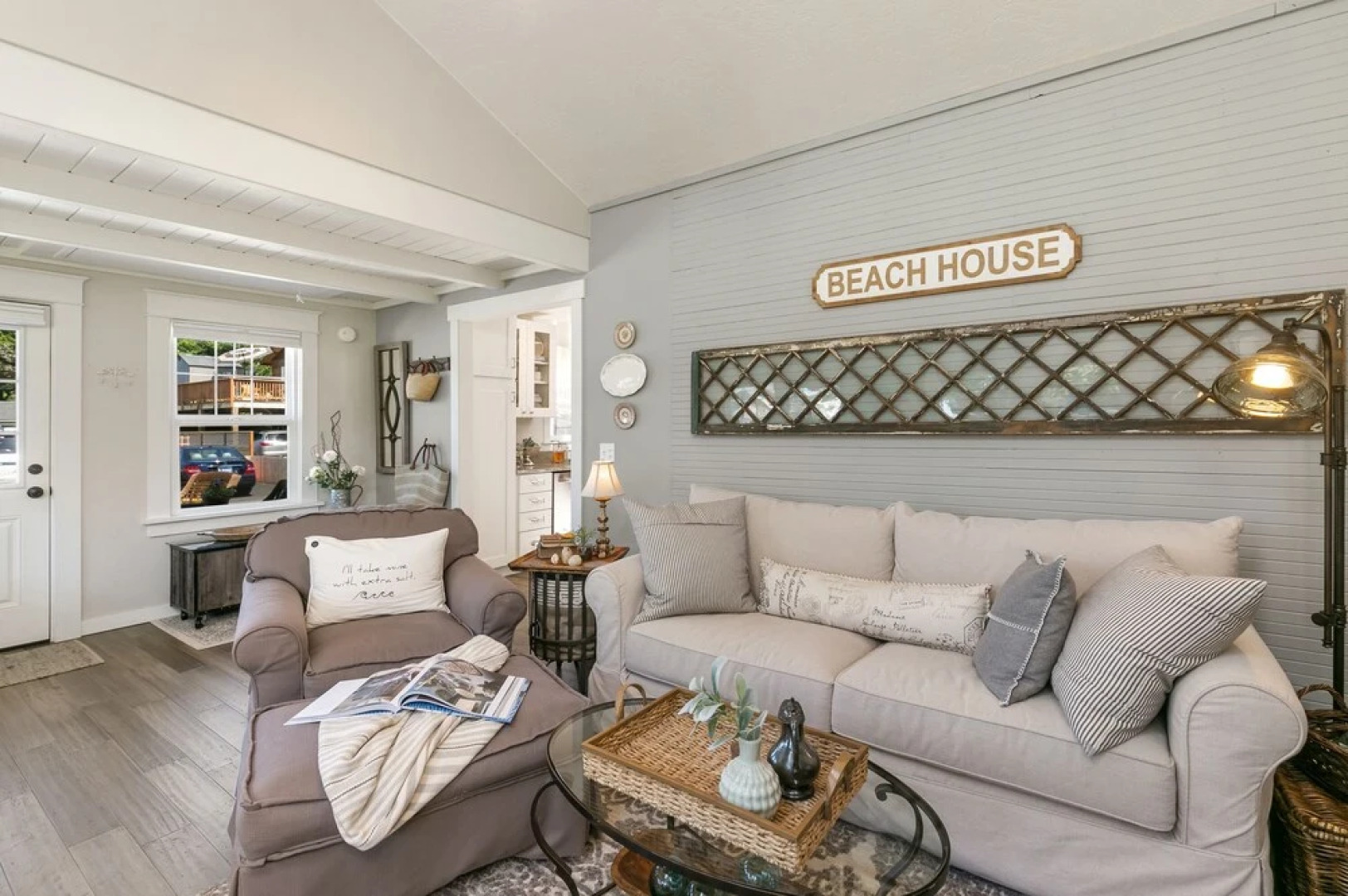 Red Door Cottage by Avantstay Cute Cottage w/ Ocean Views 1 Block From Beach!