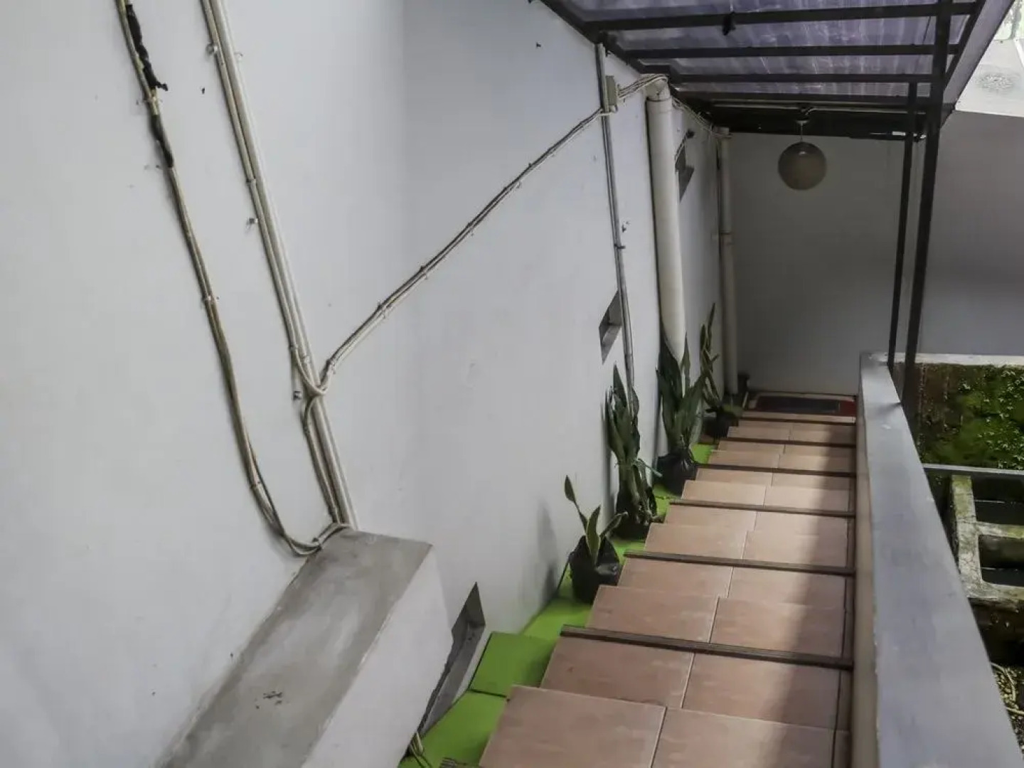 Ten House Guest & Resto by RedDoorz