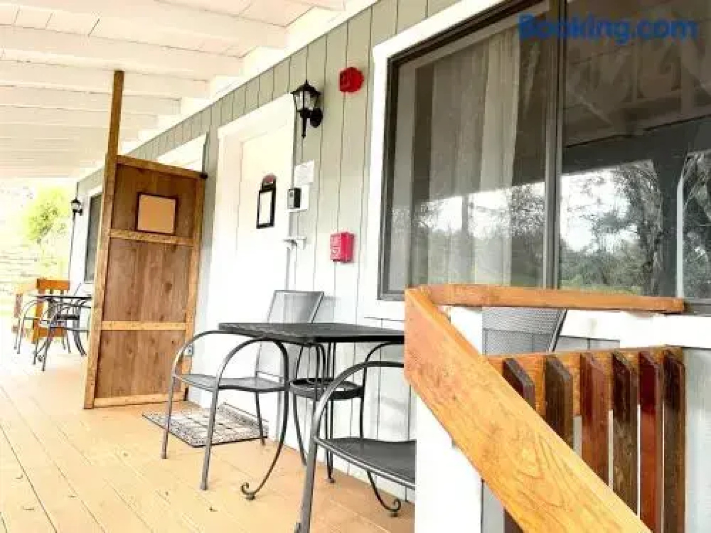 Sierra Mountain Lodge