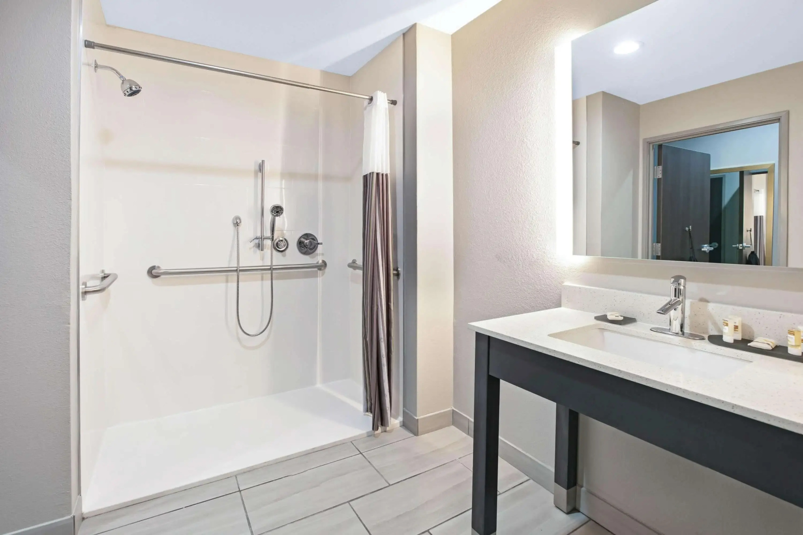 La Quinta Inn & Suites by Wyndham DFW West-Glade Parks