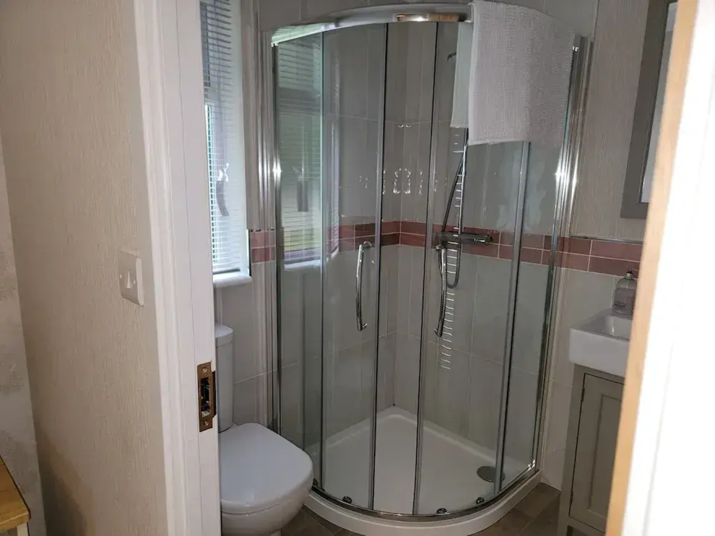 Luxury 2-bed Lodge in Routh, Sleeps 4 With Hot Tub