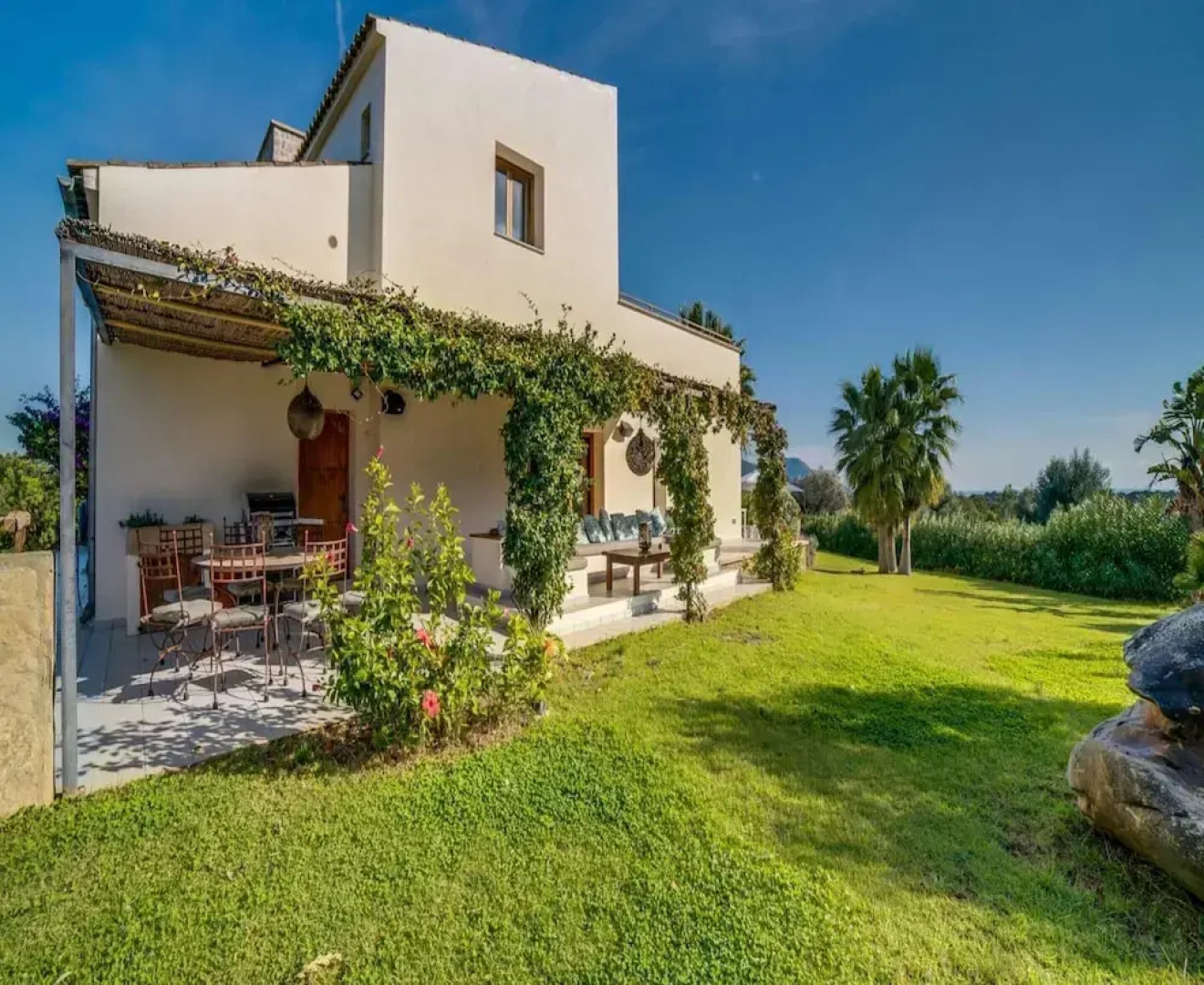 Spacious Villa With Infinity Pool