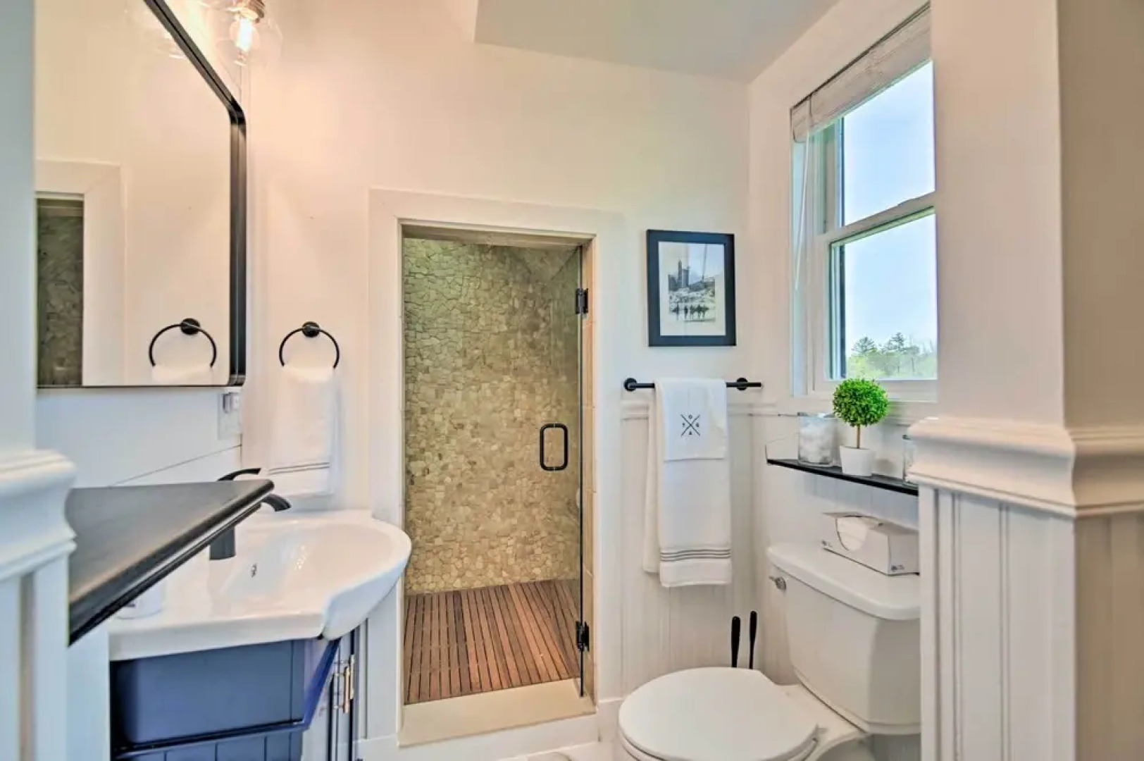 Stylish Studio w/ Fireplace ~ 3 Mi From Dtwn!