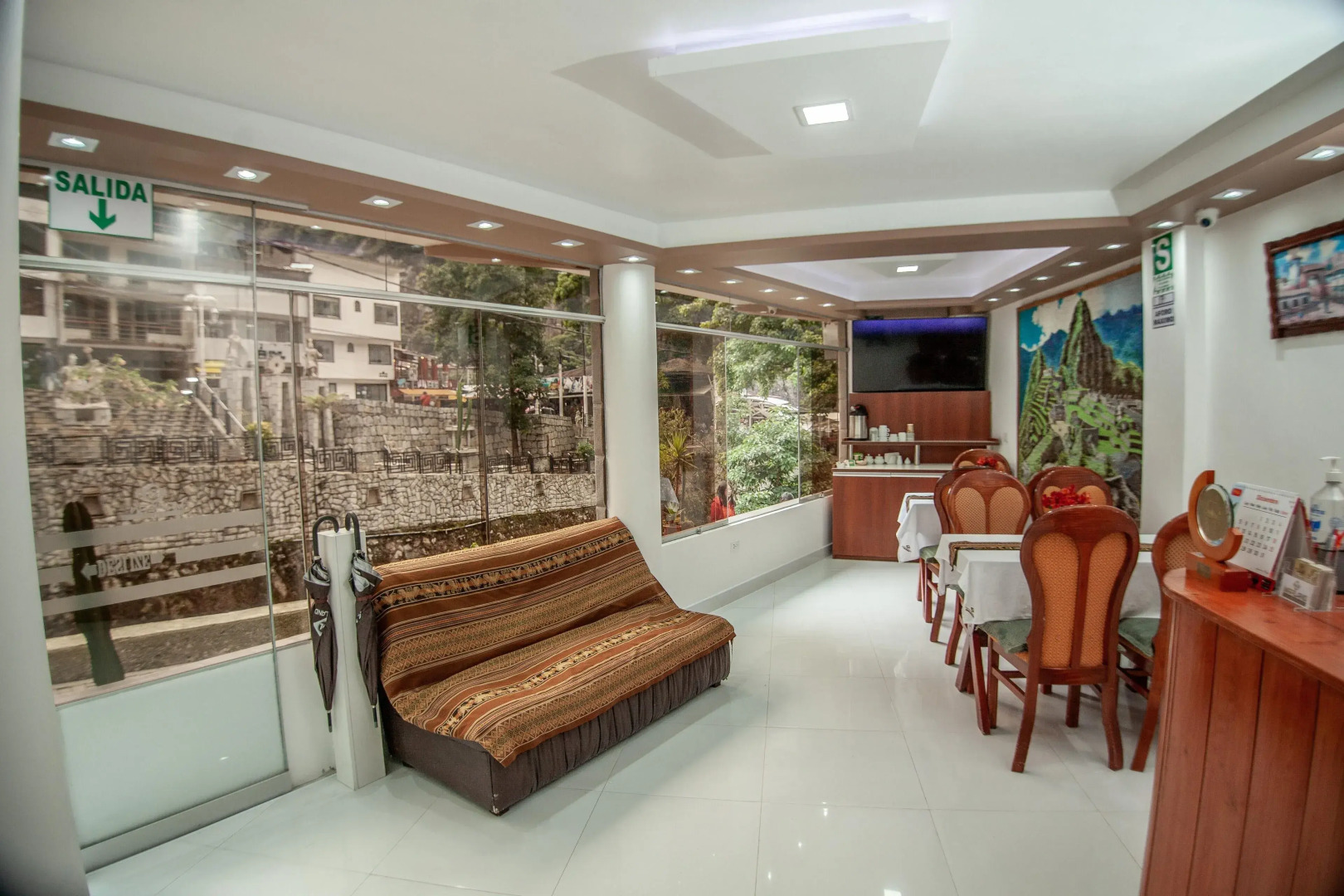 MAPILAND-Hotel Boutique. a unos pasos de la estación de tren y de autobus. Con vista al río y a las montañas