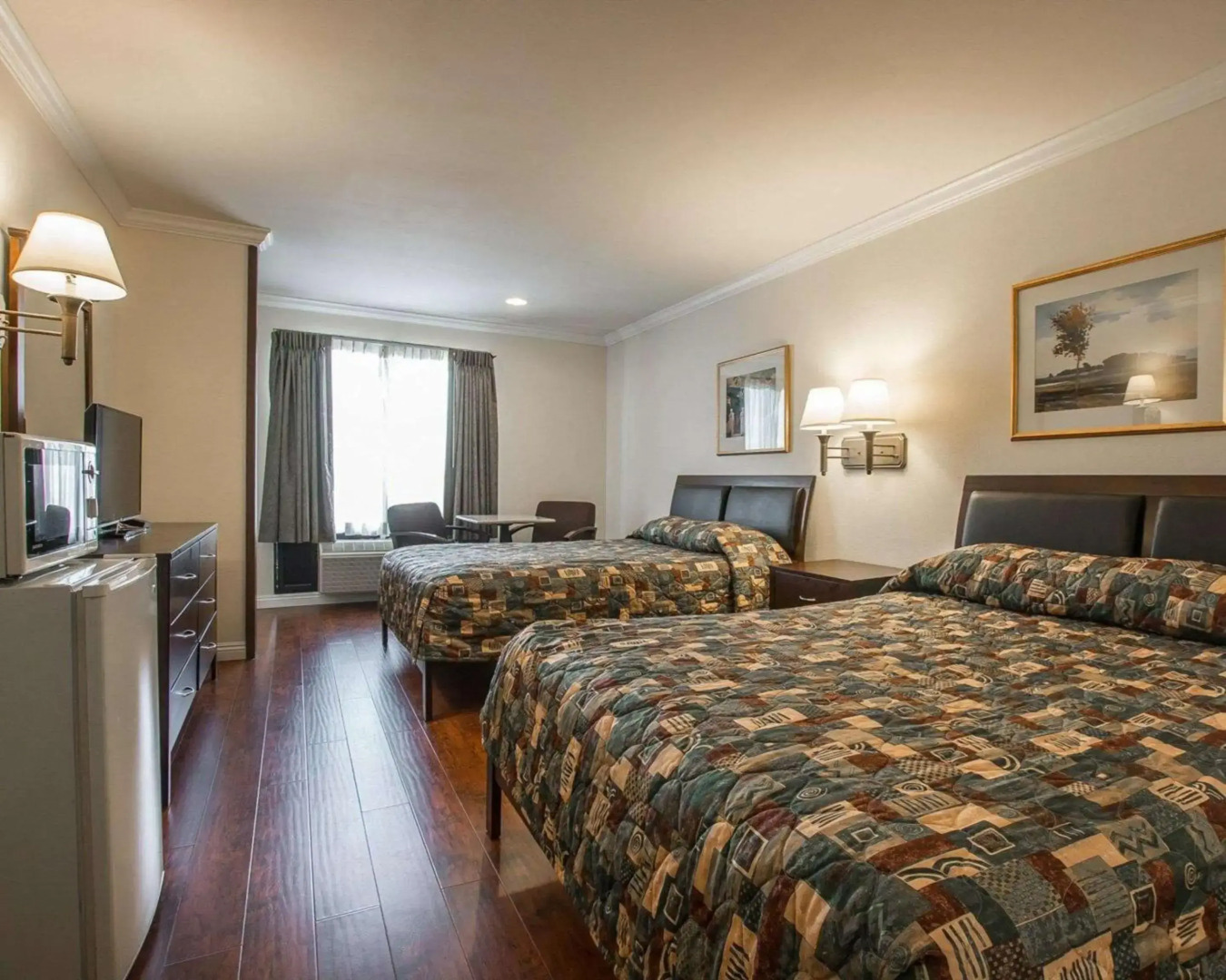 Palm Inn Hotel near Tyler Mall Riverside