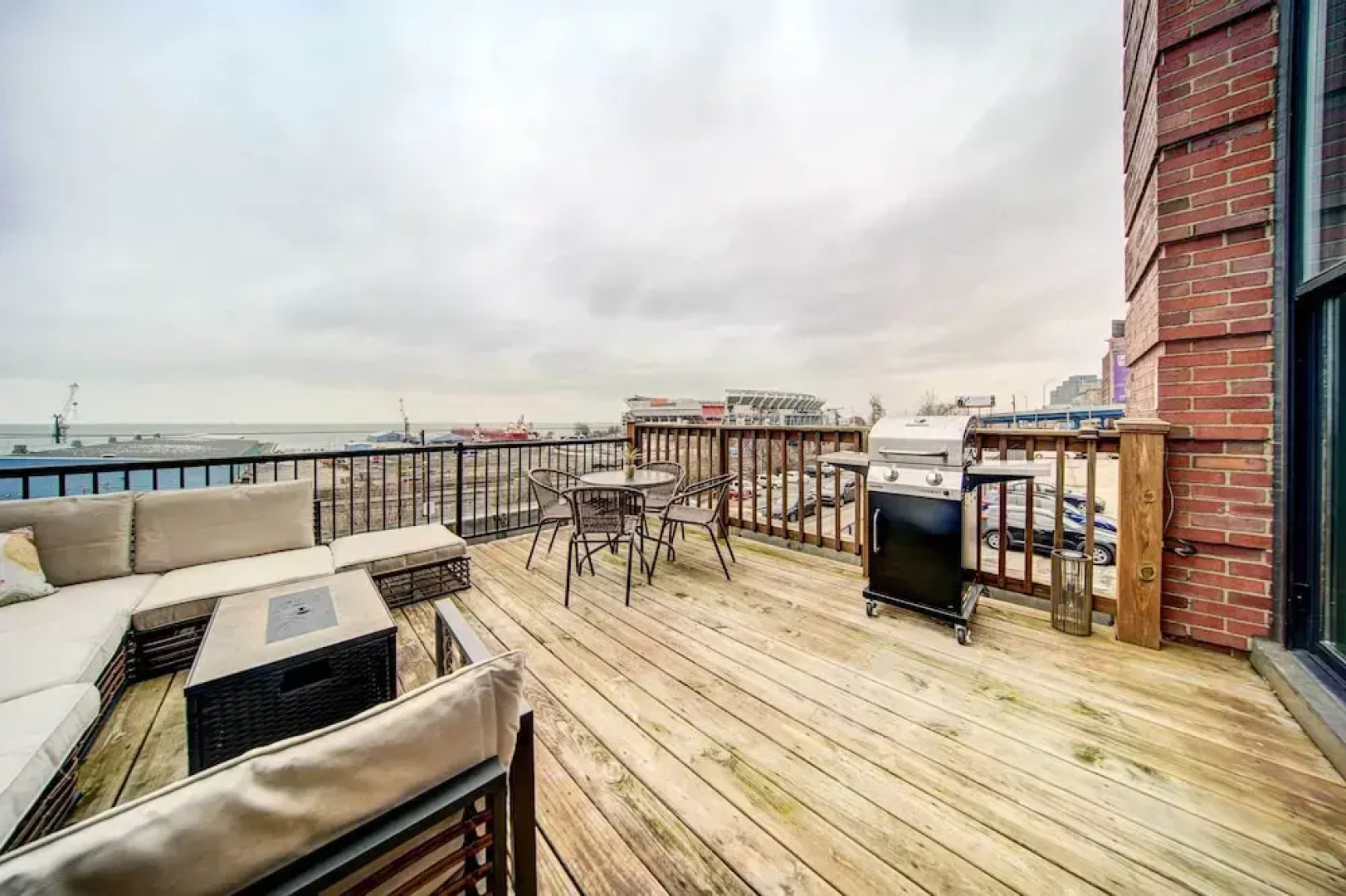 Waterfront Cleveland Apt ~ 1 Mi to Downtown