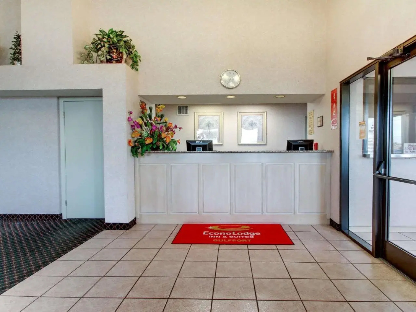 Econo Lodge Inn & Suites