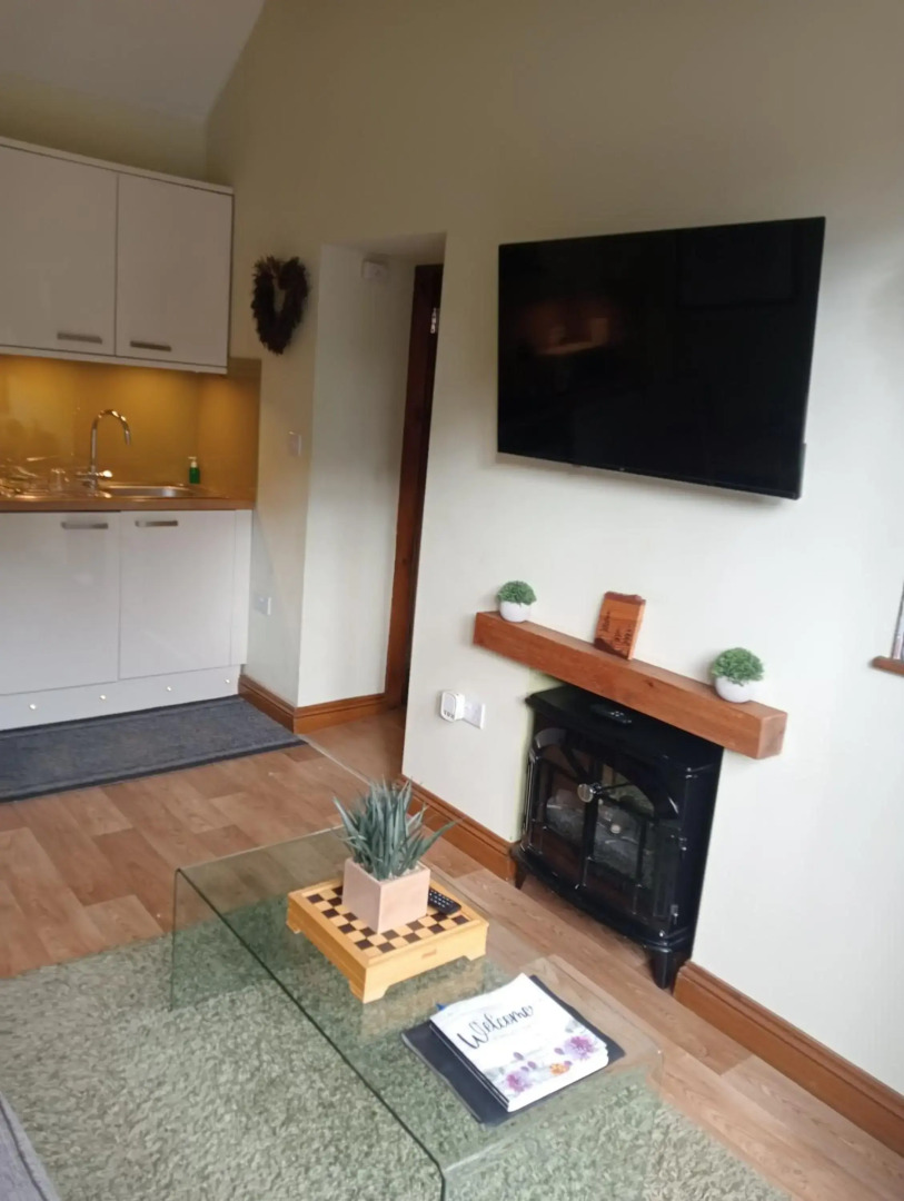 Larch Cottage, Ruston dog friendly with hot tub