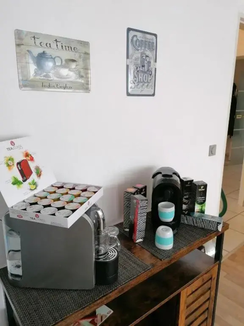 1 Person - Single - Appartement -Zentral gelegen in Leverkusen Wiesdorf - Friedrich Ebert Platz 5a , 4te Etage mit Aufzug-und mit Balkon