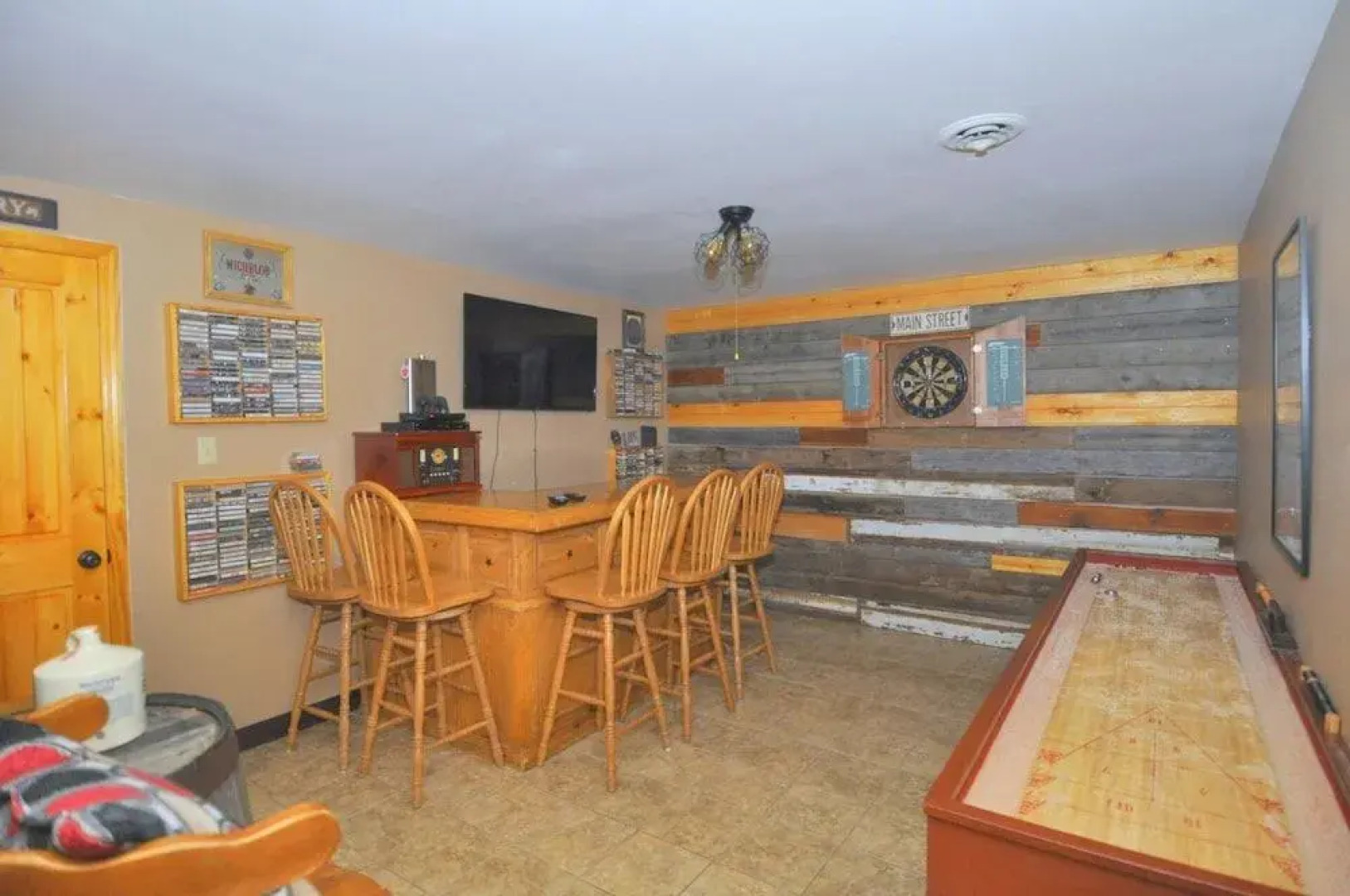 Sqyrls Nest - 3BR Retreat With a Hot Tub