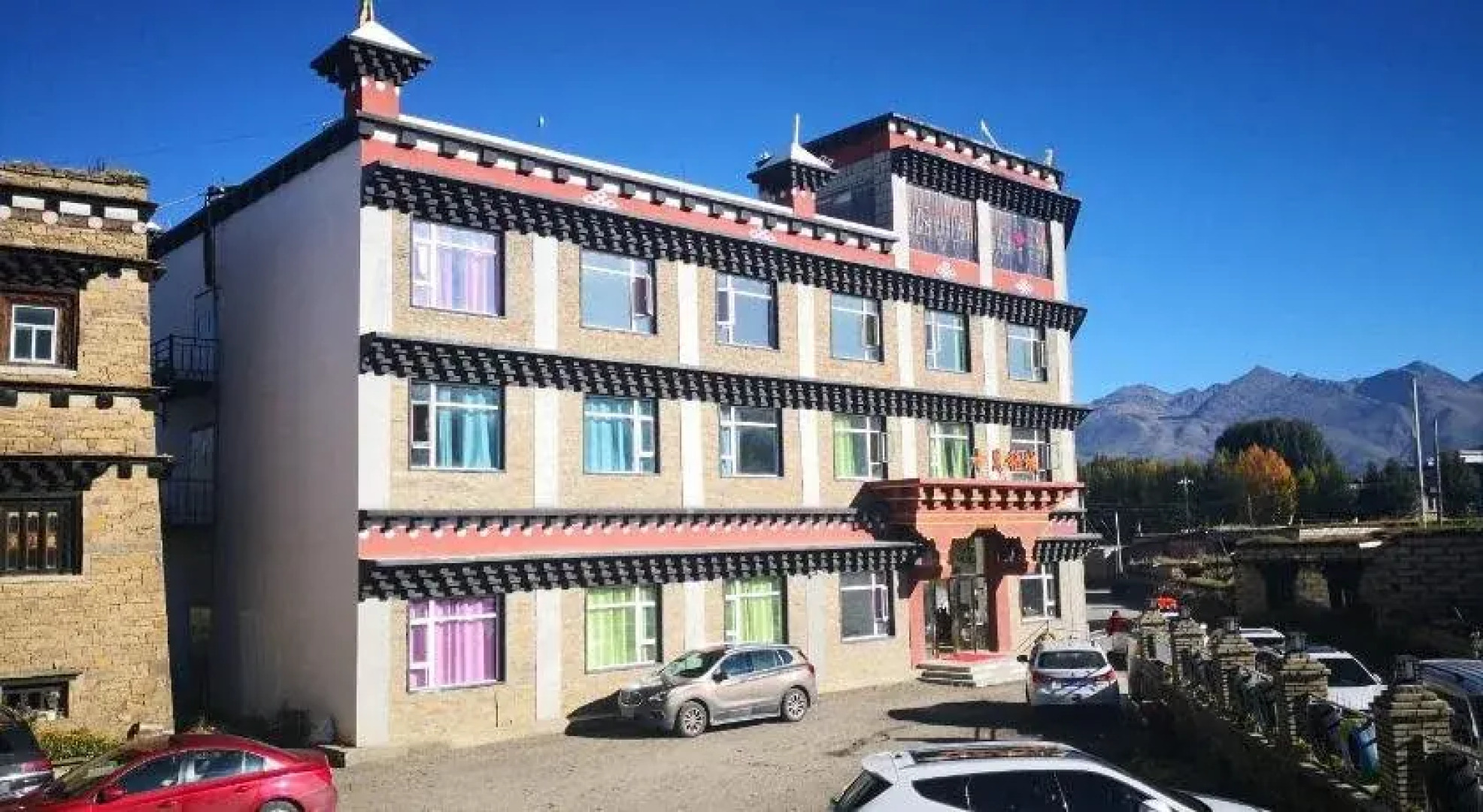 October Daocheng Youth Hostel