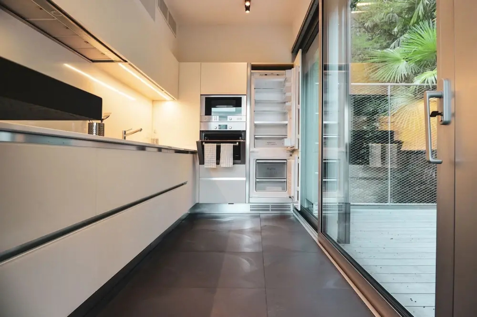 One & Only Lake View Penthouse No01