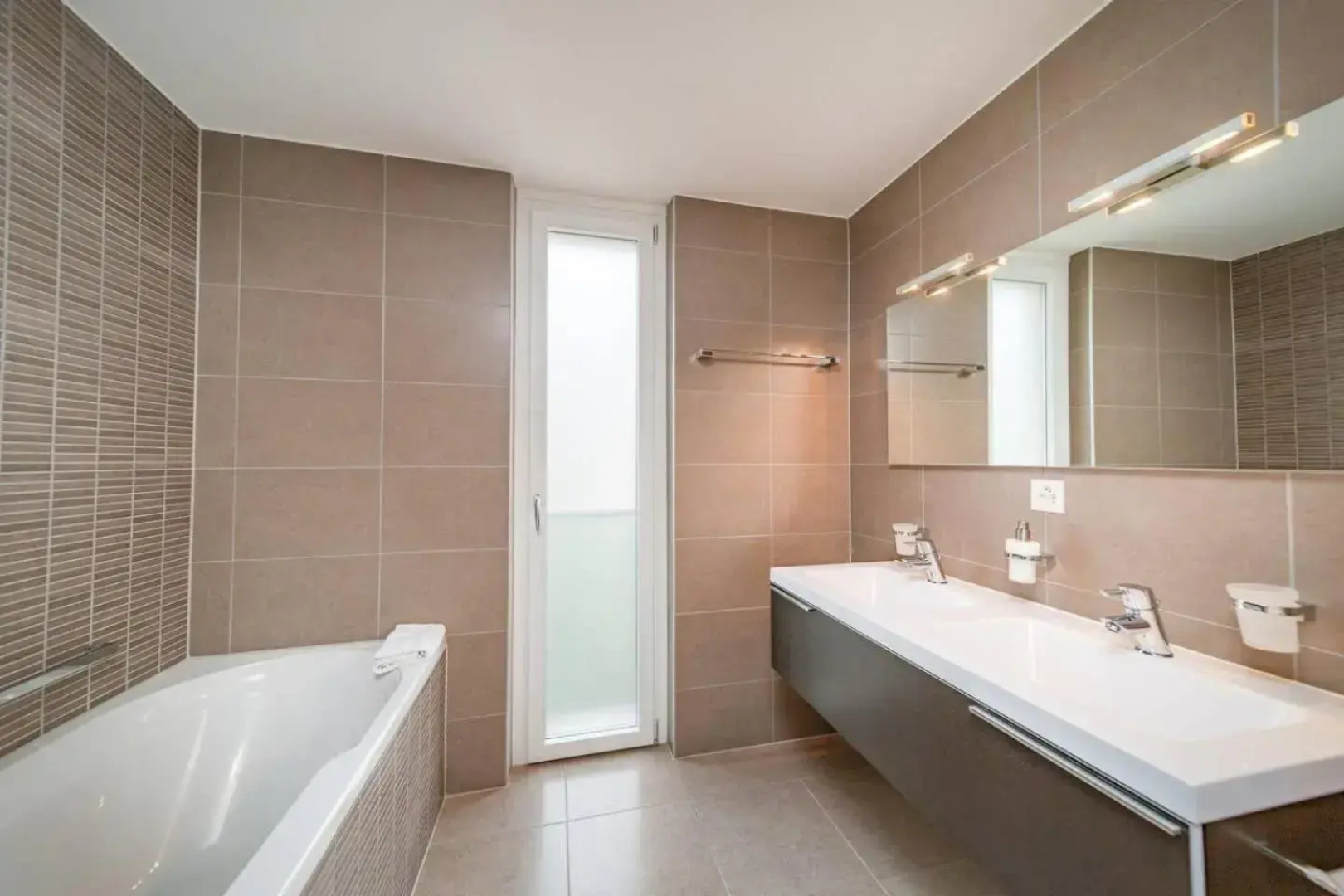 Luxury Apartment Lake View & Center of Montreux by GuestLee