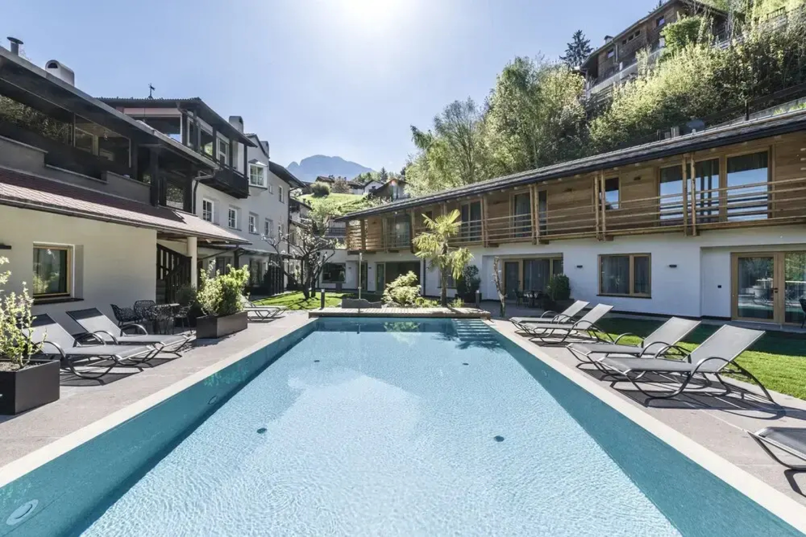 Presulis Hideaway Apartments & Restaurant