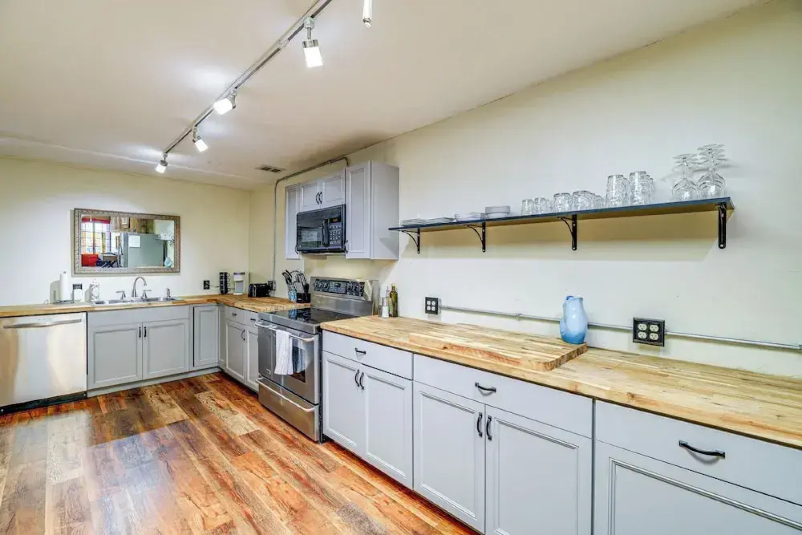 Walkable Townhome: 'M on Main' in Wytheville