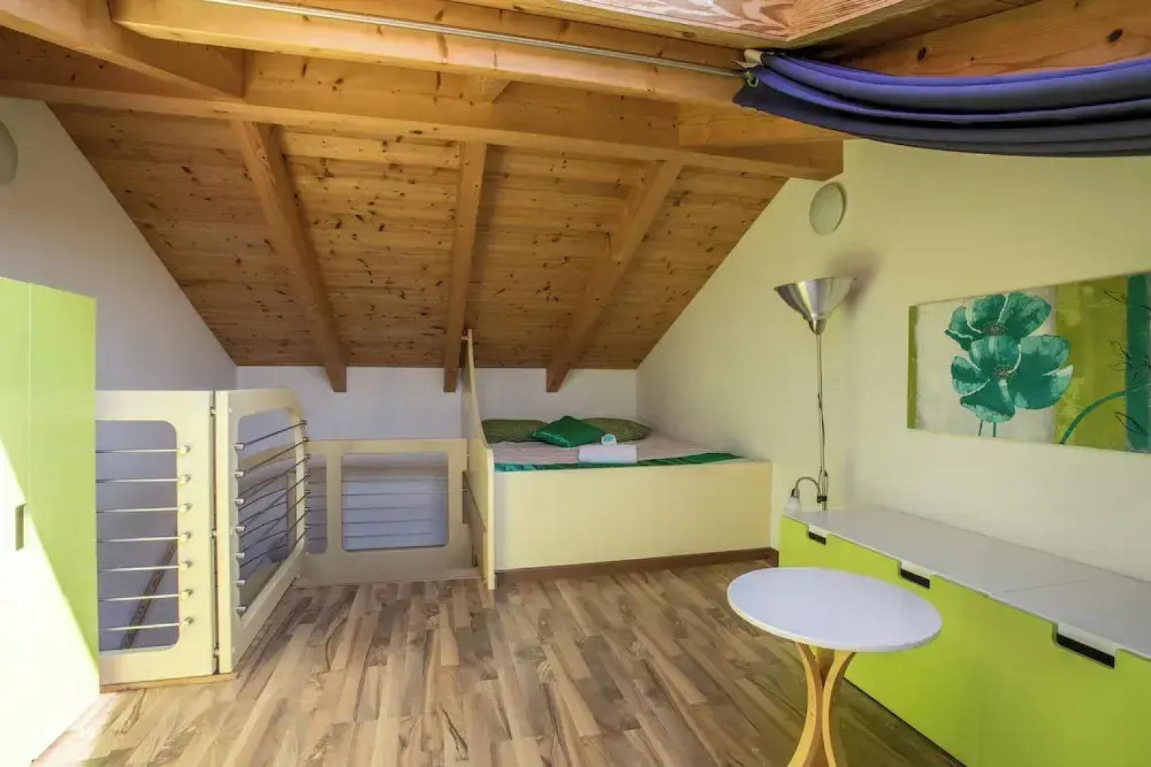 Blue Flat With Shared Pool and Private Garden Near Salò