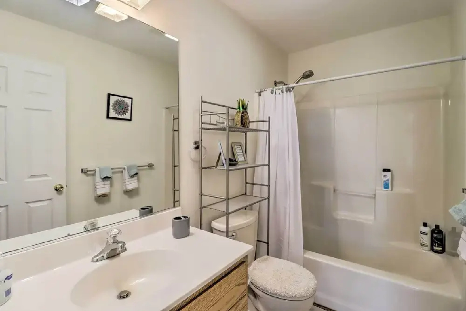 Colonial House in Quiet Area Near Camelback Resort