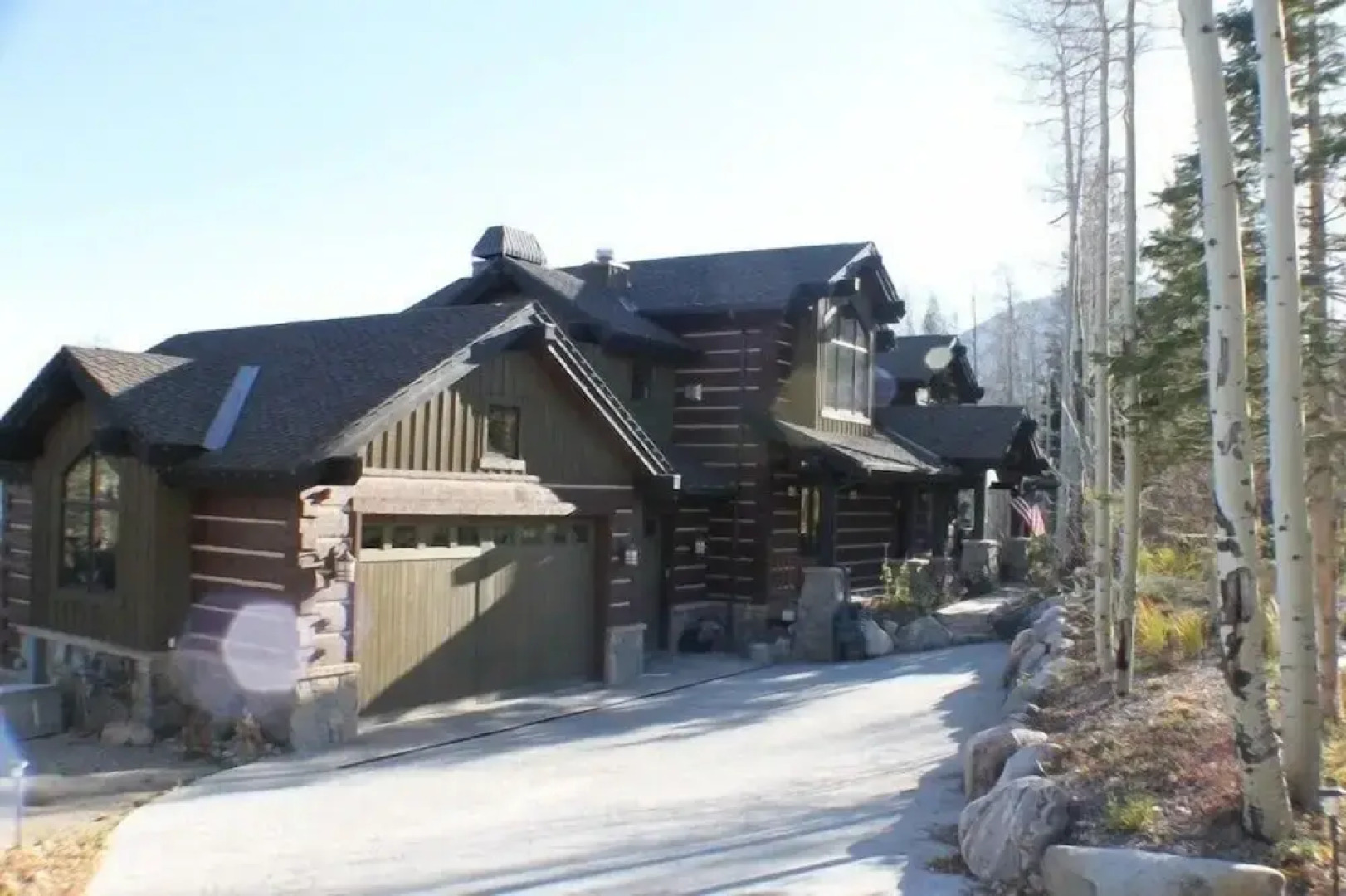 Three Peaks Mountain Lodge 5 Bedroom Home by RedAwning