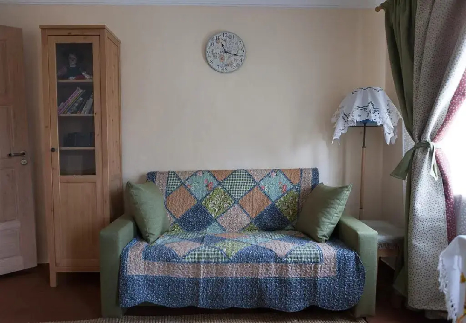 Gostevoy Dvor Dvenadtsat Mesyatsev