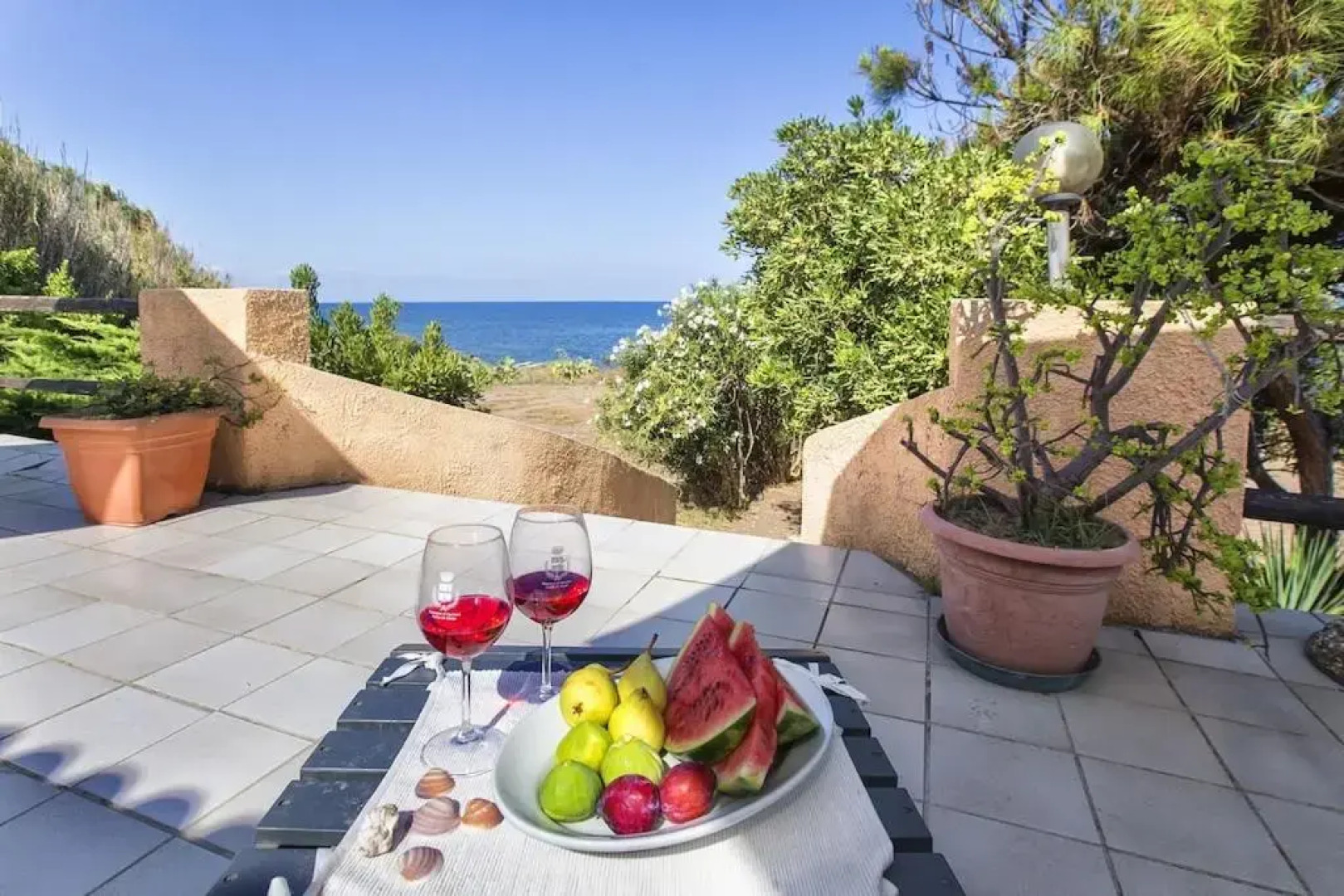 Villa sulla riva della marina di Sorso 3 camere veranda sul mare giardino