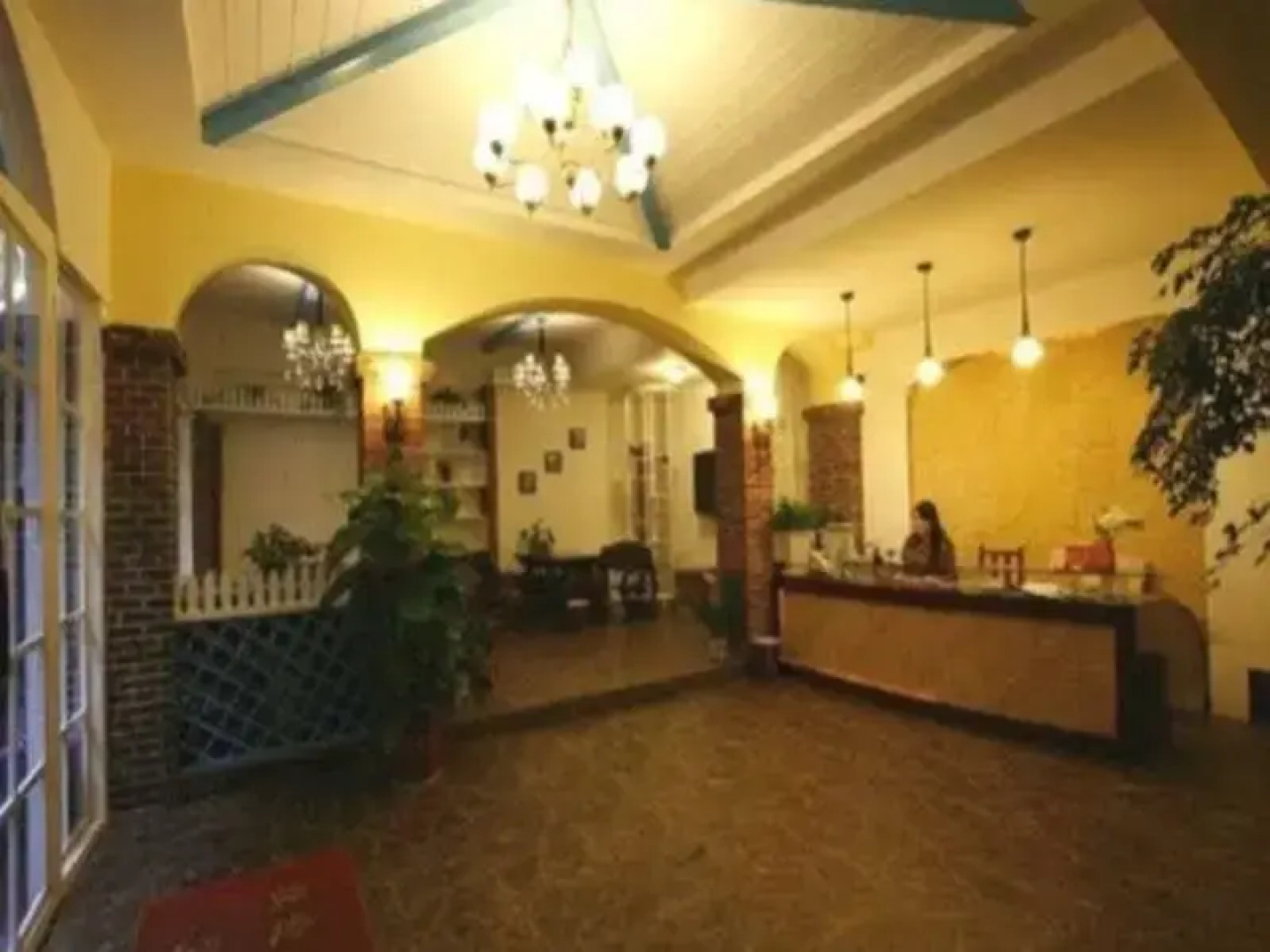 Fenghuang Happy Hotel