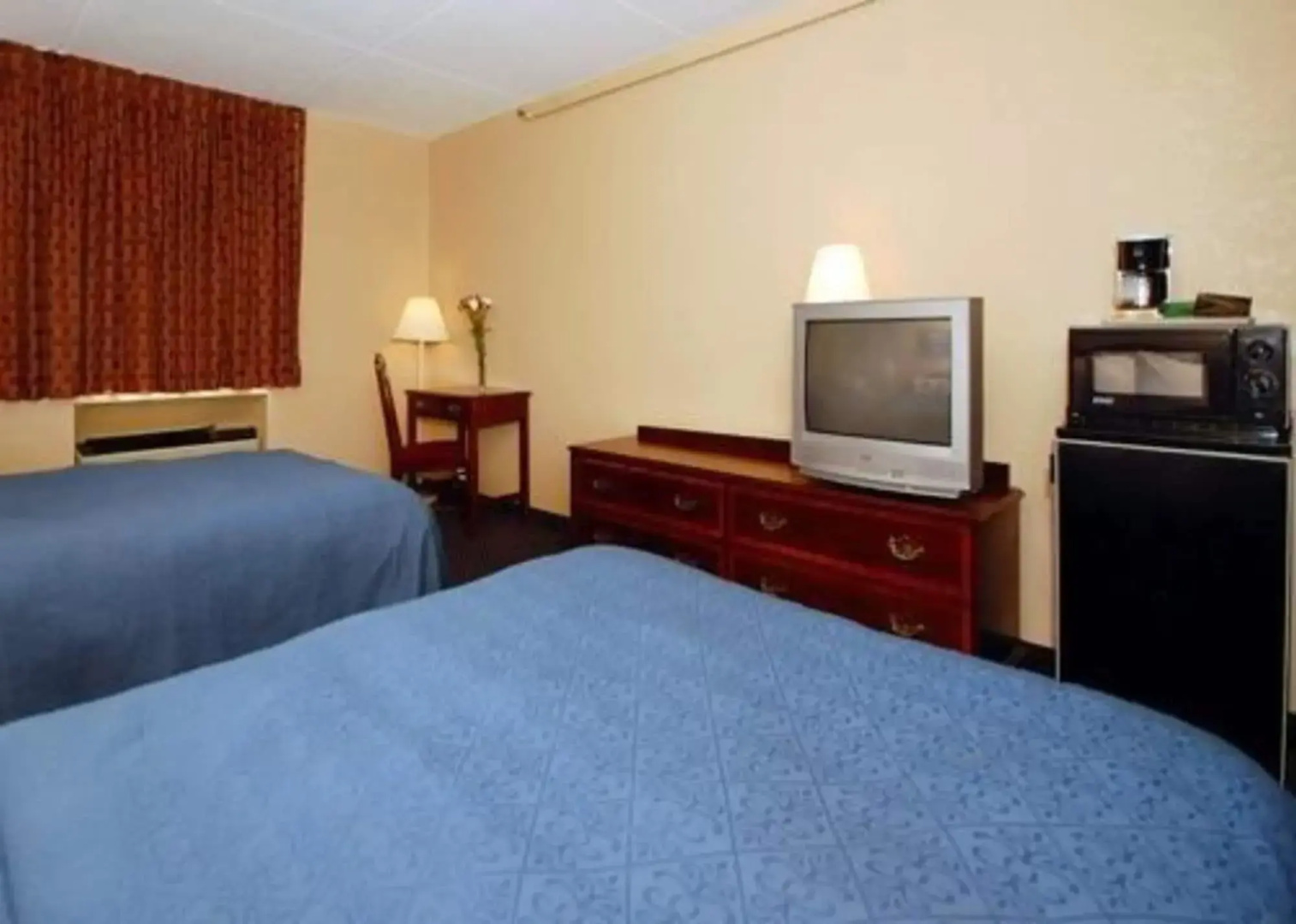 Econo Lodge Inn & Suites