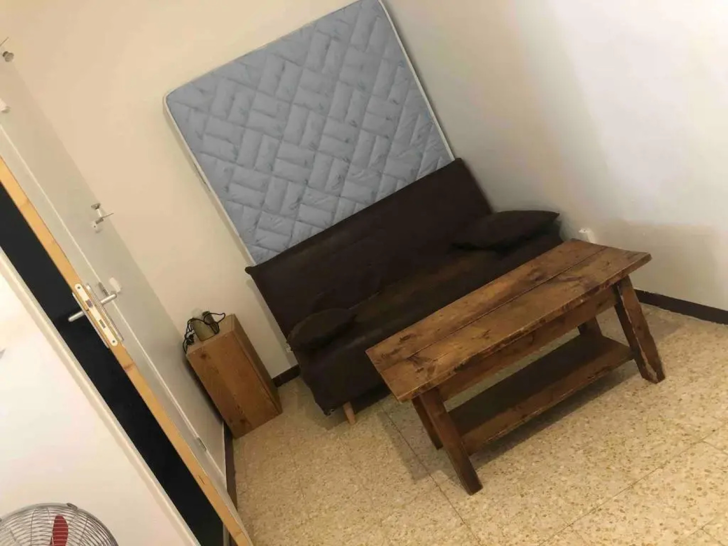 ARLES FOURQUES Studio équipé