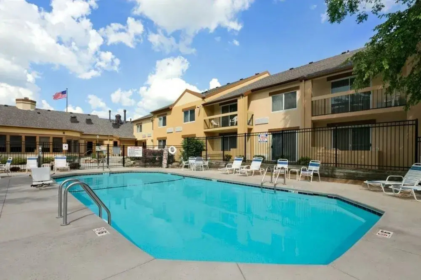 Days Inn & Suites by Wyndham Omaha NE