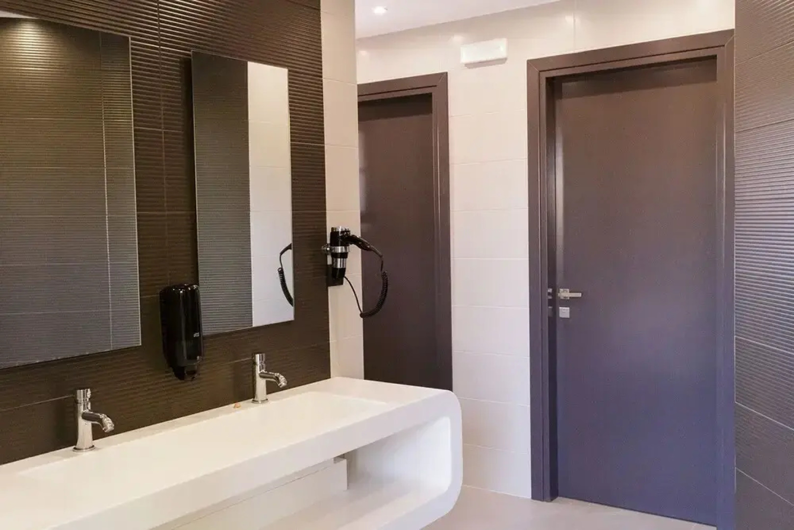 Enorme Eanthia Beach