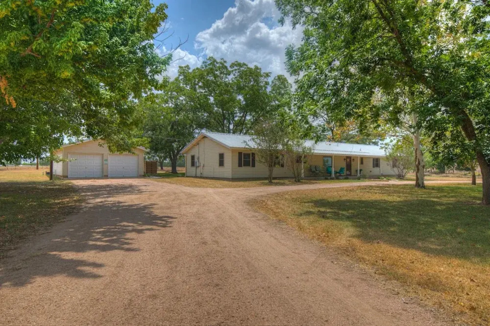 Spacious Home - Fire Pit, BBQ and Outdoor Seating!