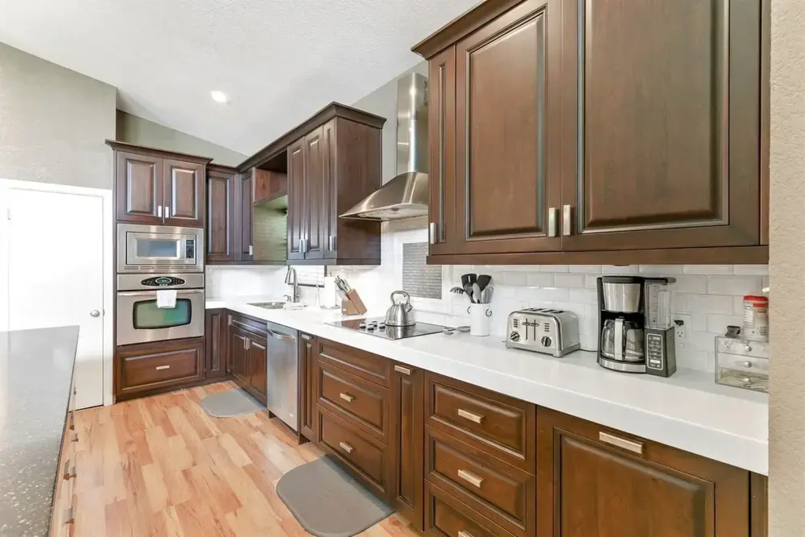 Large Luxury Home W/pool, Hot-tub, Grill/bar, &cin