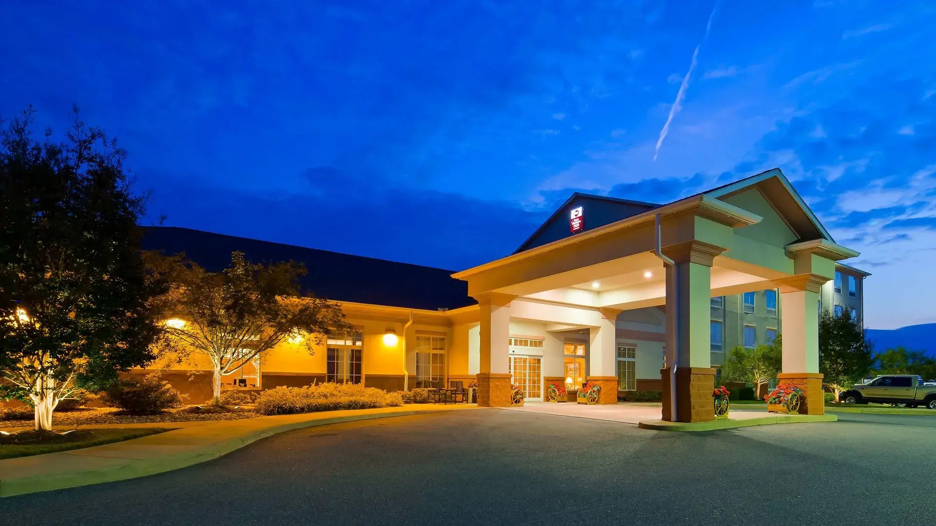 Best Western Plus Crossroads Inn & Suites