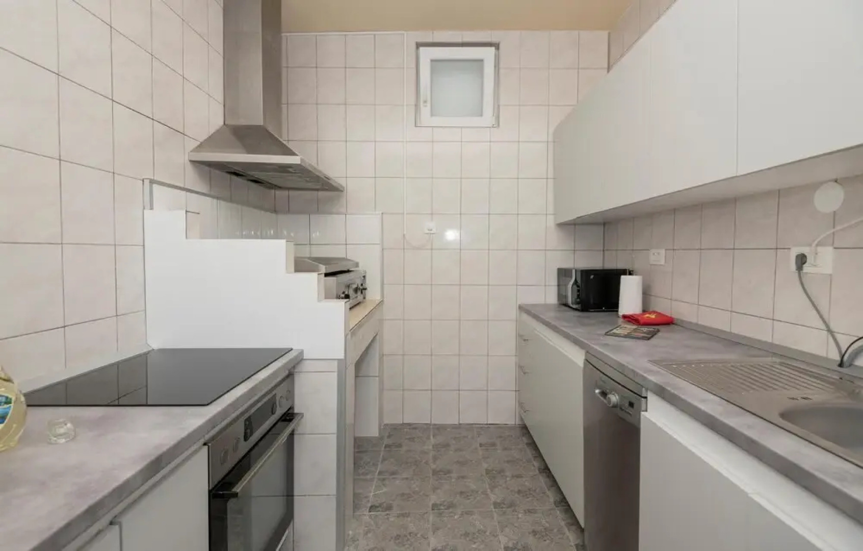 Stunning Home in Bast With 4 Bedrooms, Jacuzzi and Wifi