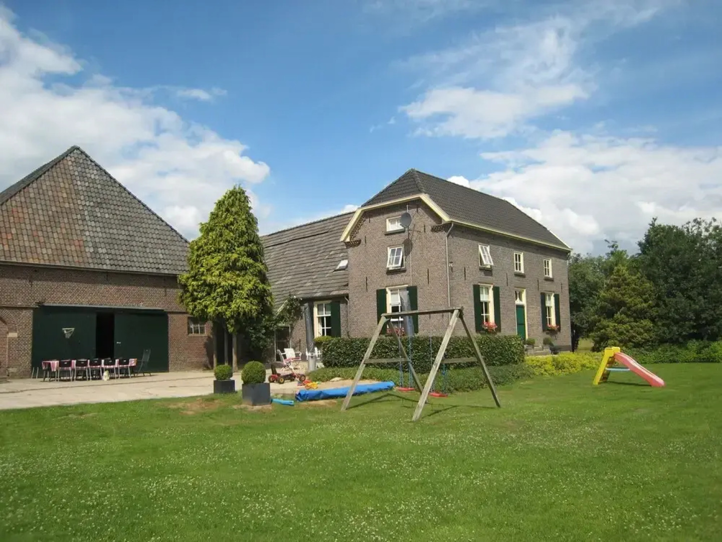 Cozy Farmhouse In Braamt With Lake Nearby