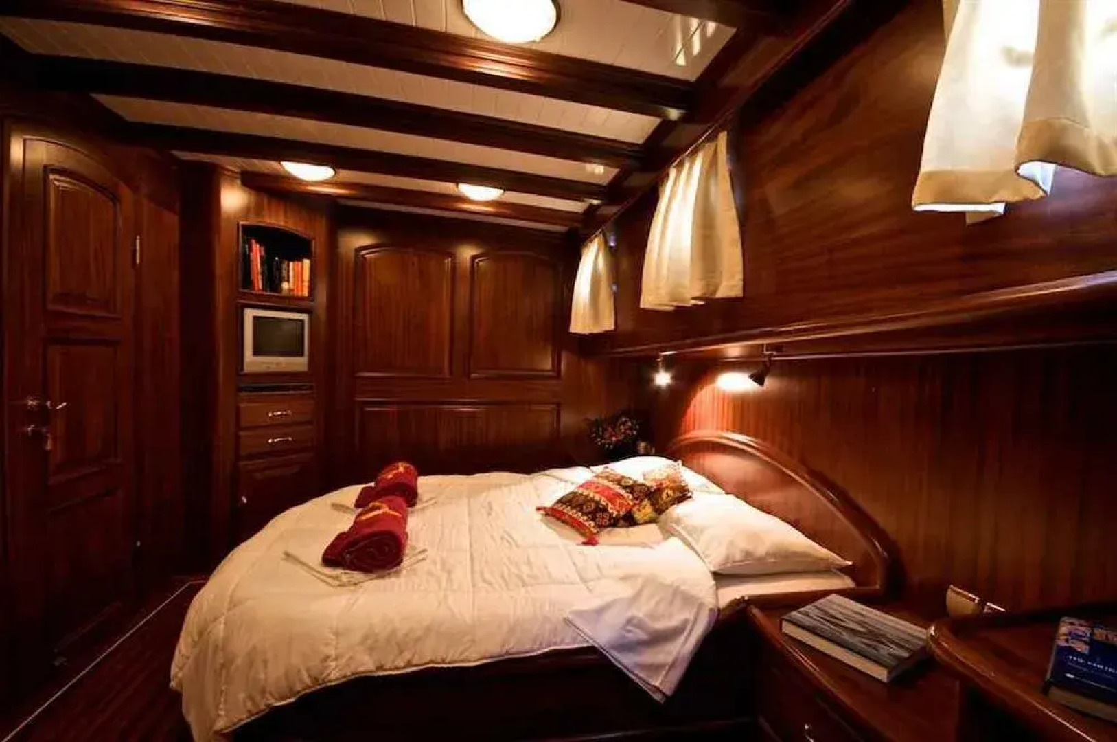 Plaghia Charter Boat&Breakfast