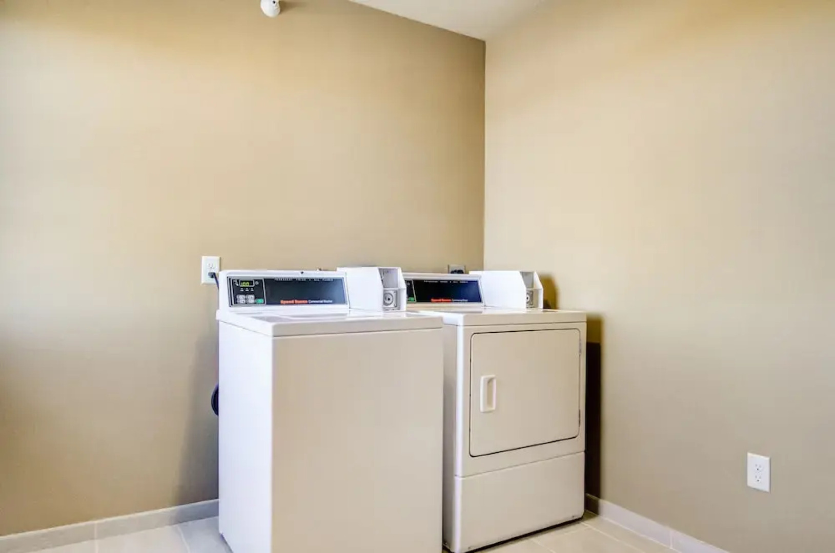 Castle Rock Inn & Suites