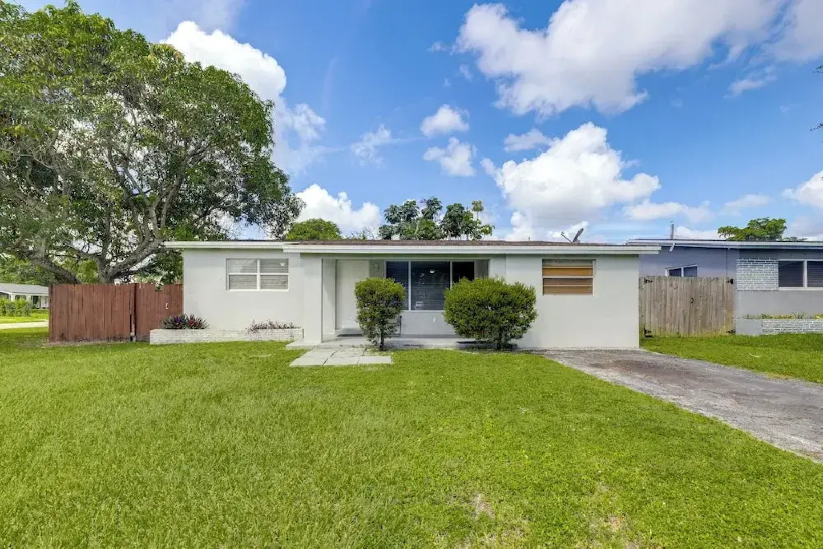 Fenced-in Yard: Home 3 Mi to Hard Rock Stadium!
