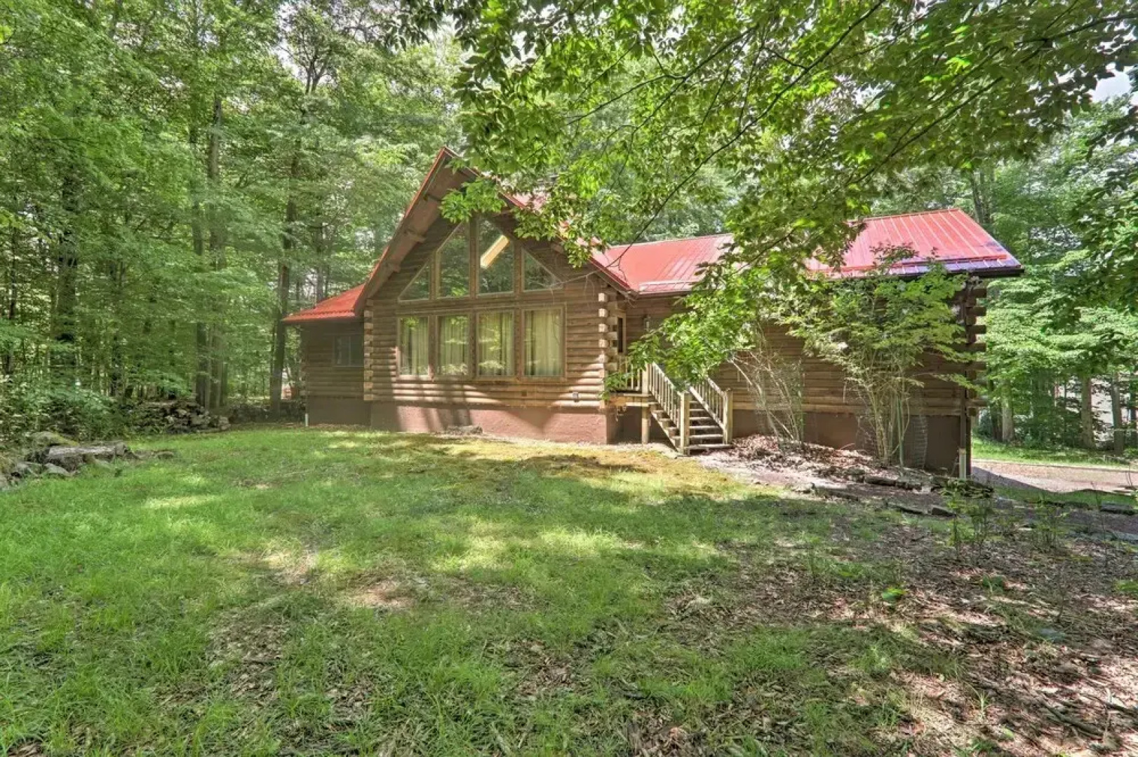 Spacious Cabin, 1 Block to Locust Lake Beach!