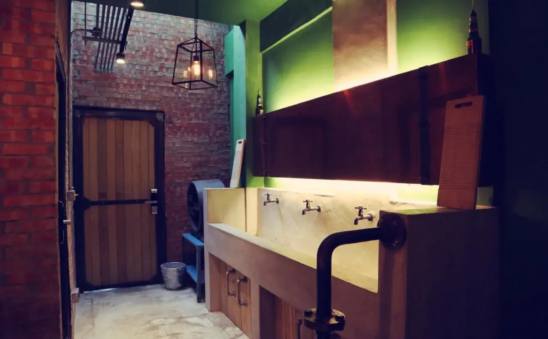 Travel Charger Hostel