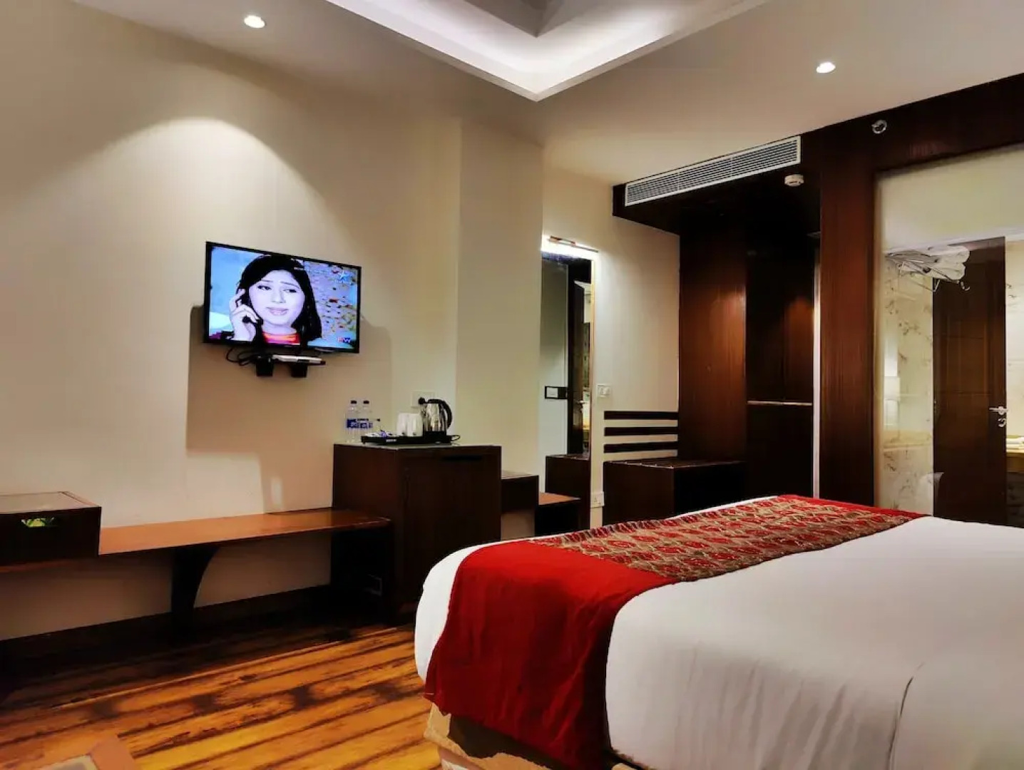 Royale Retreat Hotel & Spa Near Mall Road