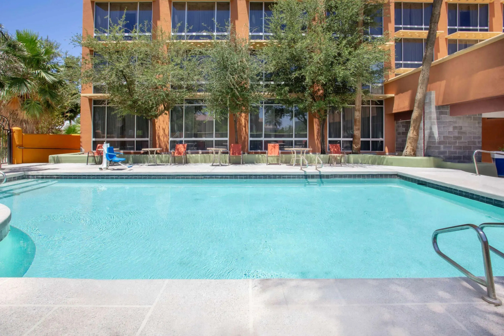 Holiday Inn Express & Suites Phoenix Midtown by IHG